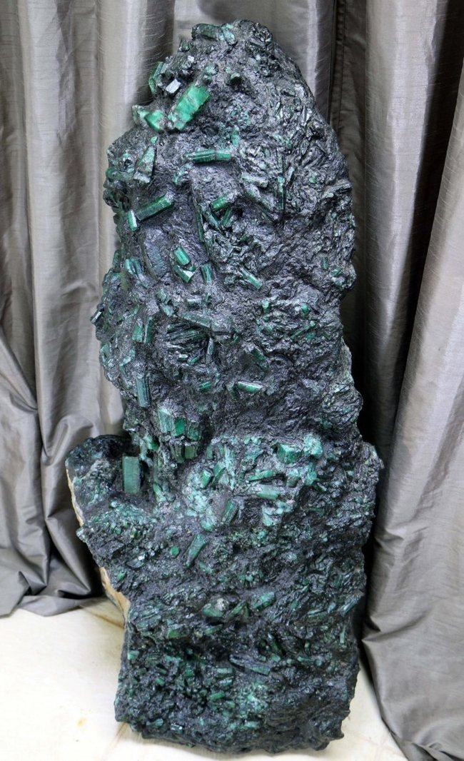 В Бразилии нашли полутораметровый изумруд Elena Kutscherowa. Ювелирные Известия - J-izvestia.ru