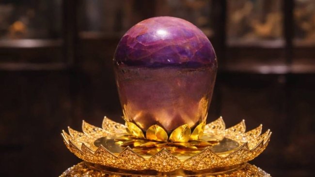 «Звезда чистой земли»: крупнейший сапфир в мире представили в Шри-Ланке