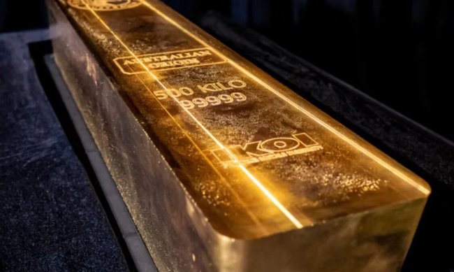 Крупный план золотого слитка «9999» весом более 520 кг, установившего мировой рекорд.